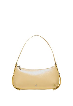 Błyszcząca beżowa skórzana torebka o zaokrąglonym, prostokątnym kształcie, z pojedynczym górnym zamkiem błyskawicznym, krótkim paskiem na ramię oraz małym metalowym logo na środku z przodu.