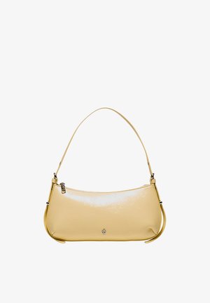 Sac à main en cuir beige brillant avec une fermeture éclair unique sur le dessus, forme rectangulaire incurvée, courte bandoulière, et petit logo métallique au centre à l'avant.