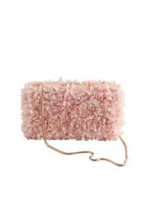 Pochette rectangulaire rose clair recouverte de petites fleurs en tissu avec une fine chaîne en or, sur fond blanc.