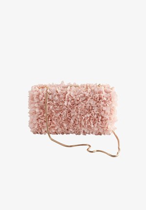 Pochette rectangulaire rose clair recouverte de petites fleurs en tissu avec une fine chaîne en or, sur fond blanc.