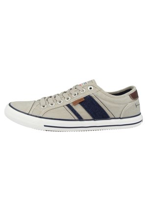 Beiger Canvas-Sneaker mit weißer Gummisohle, dunkelblauen Streifenakzenten, beigen Schnürsenkeln und braunem Fersen-Patch, Seitenansicht.