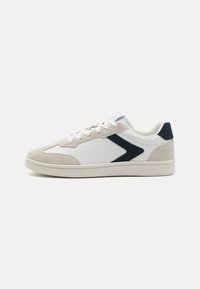Weiße Leder- und beigefarbene Wildledersneaker mit marineblauen Akzenten, Schnürdesign, flacher Gummisohle und strukturiertem Zehenkappen.