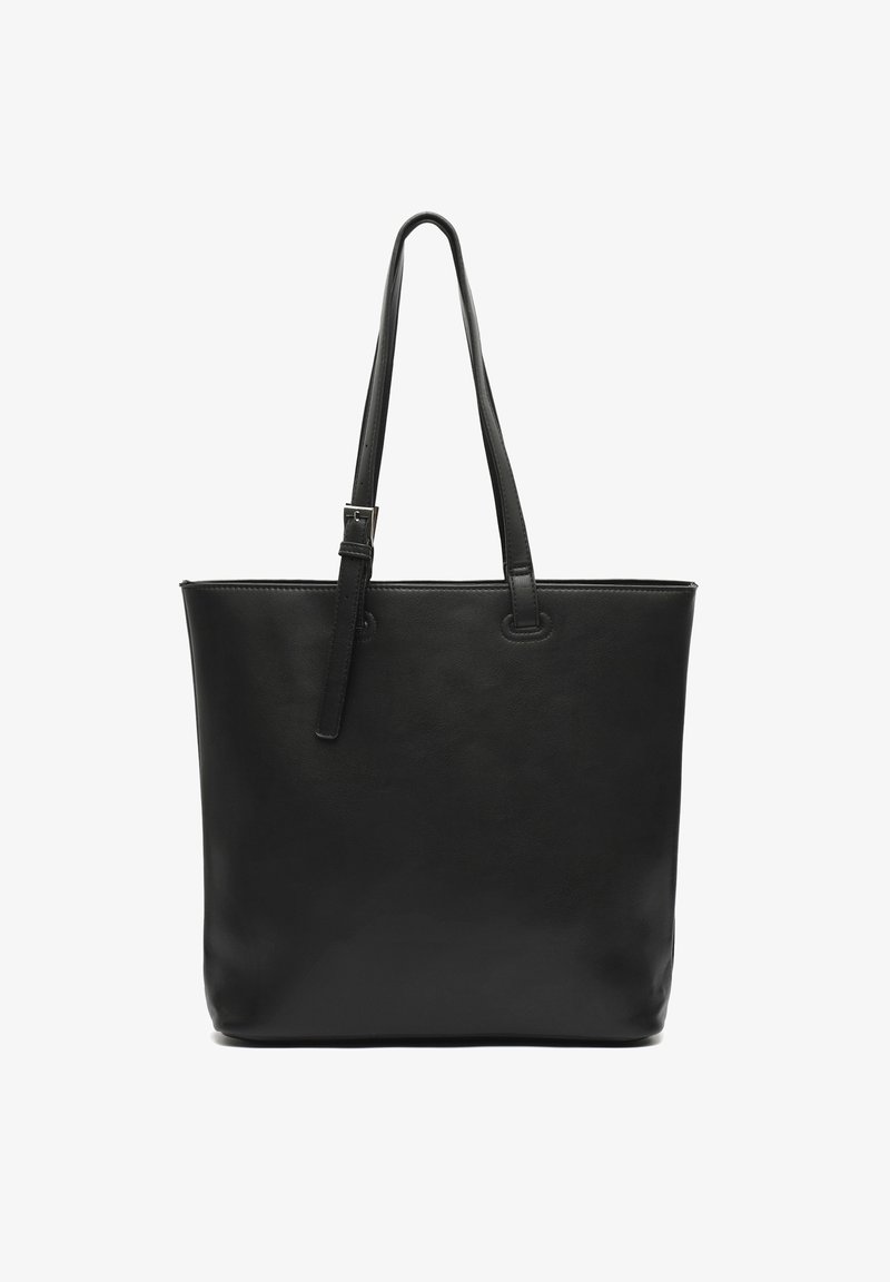 Musta nahkainen olkalaukku, jossa on kaksi olkahihnaa, yksi säätöinä soljella, valkoista taustaa vasten.