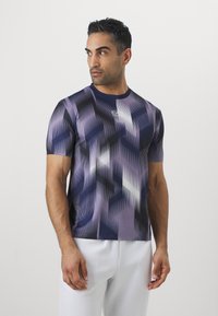 EA7 Emporio Armani TENNIS PRO TEE GRAPHIC - Camiseta deportiva - fancy violet