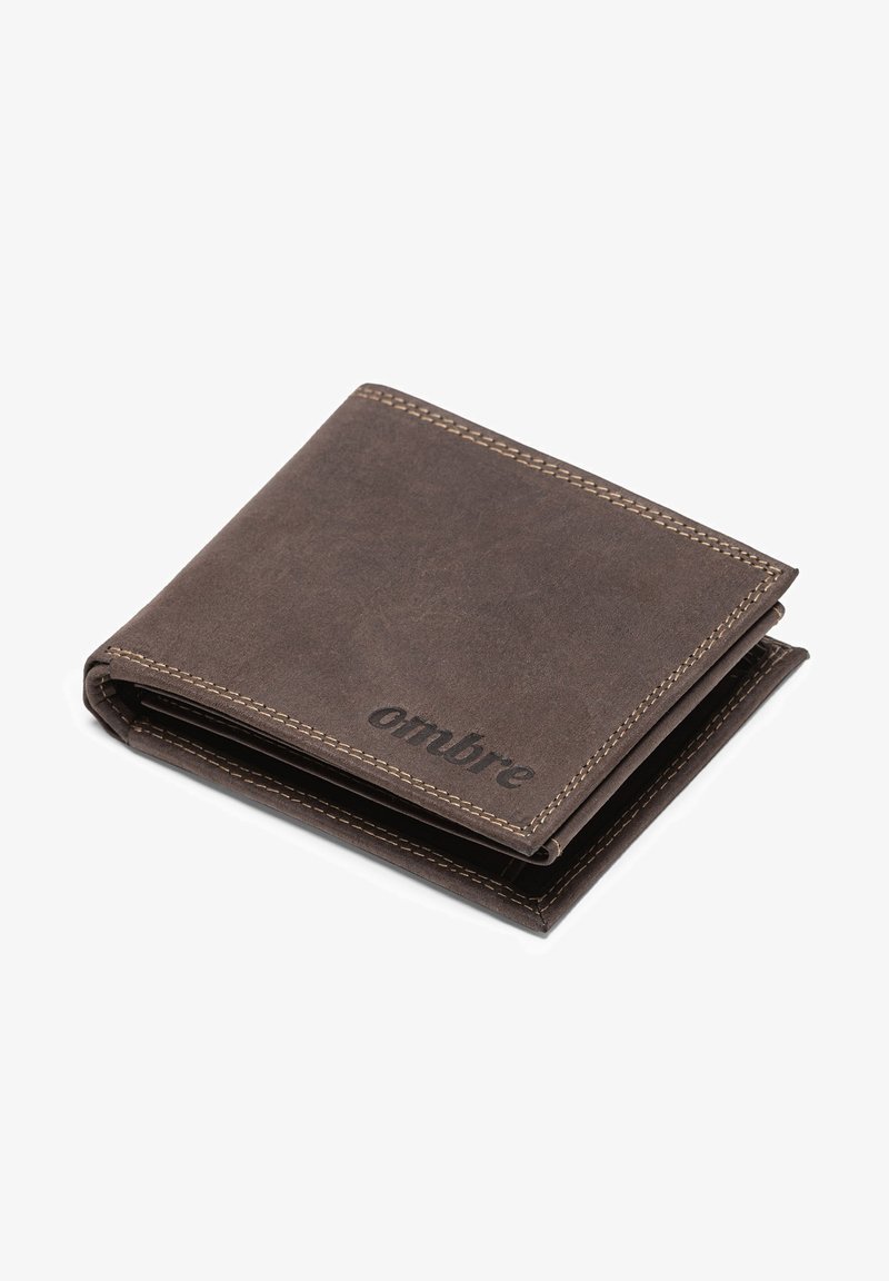 Portafoglio in pelle marrone con cuciture visibili e testo "ombre" impresso. Presenta un design a portafoglio ripiegato e una texture liscia e opaca.
