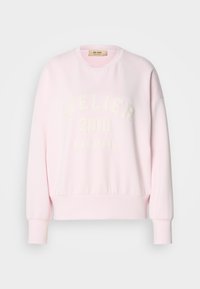 Ροζ φούτερ φτιαγμένο από μαλακό ύφασμα, με στρογγυλή λαιμόκοψη, ριμπ μανσέτες και κεντημένο κείμενο: "ATELIER 2010 MOS MOSH" σε λευκό.