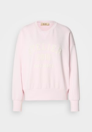 Ροζ φούτερ φτιαγμένο από μαλακό ύφασμα, με στρογγυλή λαιμόκοψη, ριμπ μανσέτες και κεντημένο κείμενο: "ATELIER 2010 MOS MOSH" σε λευκό.