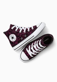 Hoch geschnittene lila und schwarze Leopardenmuster-Converse-Sneaker mit weißen Schnürsenkeln, Gummispitzen und einem runden Logo-Patch an der Seite.