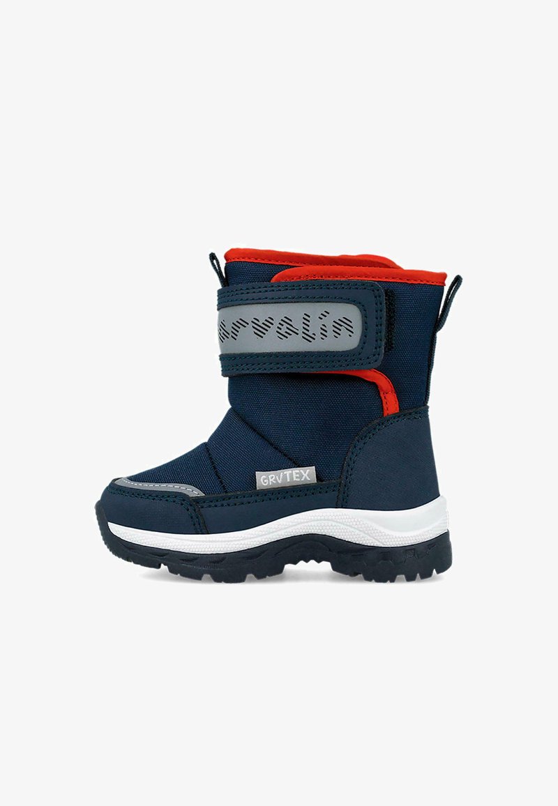 Bota infantil azul marino con parte superior de tela texturizada, acentos rojos, correa de Velcro y suela negra de goma resistente para tracción.