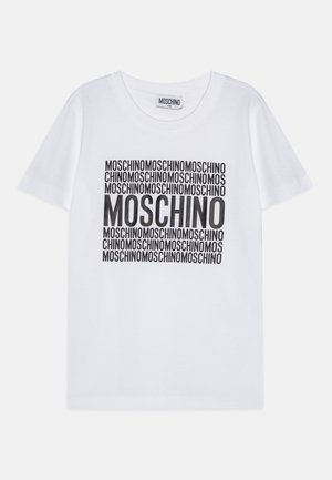 Wit t-shirt met korte mouwen met herhaalde zwarte tekst "MOSCHINO", vetgedrukt in het midden en kleinere tekst die een blokpatroon vormt daaromheen.