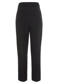 Zwarte op maat gemaakte broek met een gladde textuur, voorzien van een middelhoge tailleband, twee achterzakken en een rechte pijp.