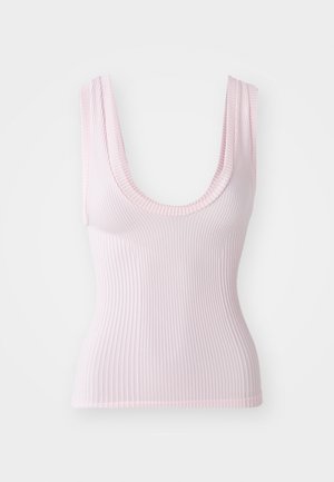 Geribbelde tanktop in lichtroze, met een ronde halslijn en dikke schouderbanden. De stof heeft een gladde, zachte textuur.