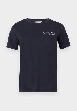 Granatowy, bawełniany t-shirt z krótkim rękawem i okrągłym dekoltem. Na przodzie znajduje się biały nadruk tekstu i logo. Miękka w dotyku tkanina i regularny krój.