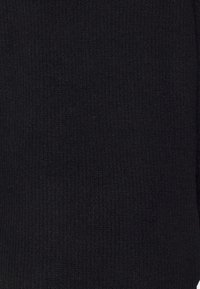 Svart stickad tyg med en fin ribbad textur. Verkar mjukt och något elastiskt, lämpligt för kläder eller accessoarer. Inga märkbara mönster.