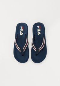 Sötétkék papucsok texturált gumi talppal és anyagpánttal, piros, fehér és kék csíkokkal. Fila logó minden talpbetéten.