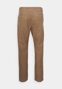 Pantalon en velours côtelé marron avec poches passepoilées à l'arrière et passants de ceinture, vu de dos sur un fond uni.