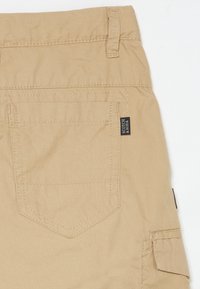 Pantaloni khaki a taglio dritto, con tasca sul retro, dettagli cuciti e un'etichetta nera sui lati. Tessuto morbido e leggero.
