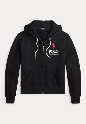 Zwarte zip-up hoodie gemaakt van zachte stof met twee zijzakken. Voorzien van een wit "POLO Ralph Lauren" logo en een rode polo speler-embleem.