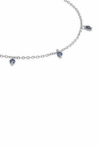 Collar de cadena de plata con tres acentos de gema azul en forma de lágrima, con un diseño de eslabones delicado. Textura suave en todo.