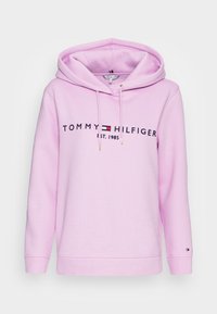 Rosa Kapuzenpullover aus weichem Stoff, mit Kordelzug-Haube, vornem schwarzen Logo und einer soliden, glatten Textur mit Bündchenärmeln.