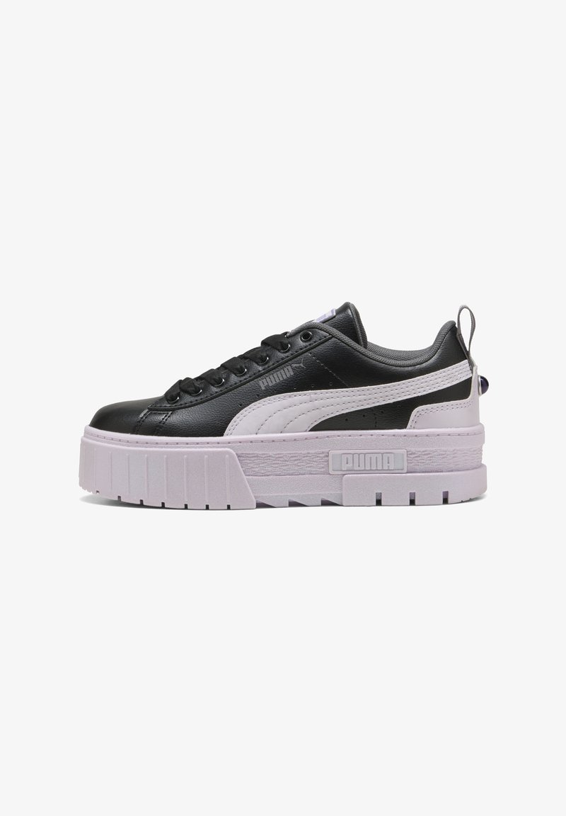 Mustvalge toss, millel on paks tekstureeritud tall, sile nahkpealmine osa, ümmargune varvas ja embosseeritud logo küljes.