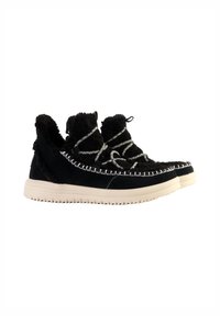 Scarpe nere in suede con una parte superiore texturizzata e pelosa. Accenti in cucitura bianca e lacci. Suola in gomma spessa di colore chiaro con un motivo a tassello.