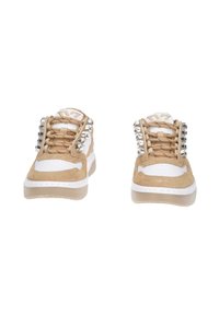 Le sneakers in suede color tan e bianche presentano dettagli in metallo argentato nei lacci, suola imbottita, punta rotonda e sottili accenti di cucitura curva.
