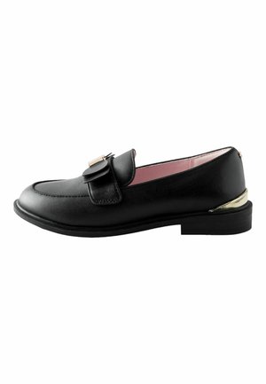 Mocassin en cuir noir avec doublure intérieure rose, bride décorative à boucle sur le dessus et accent doré au talon.