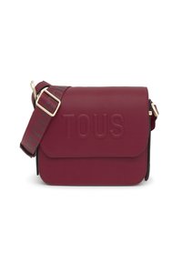 Bolso bandolera TOUS de cuero texturizado en burdeos con cierre de solapa, logo grabado y correa ajustable con impresión de logo en contraste.