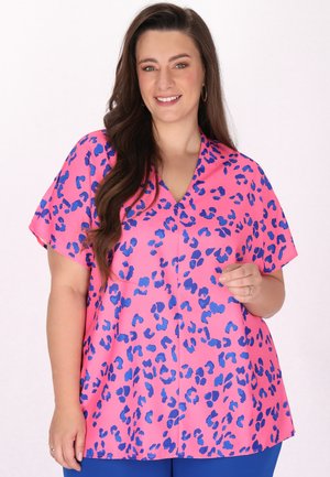 Lys pink bluse med leopardmønster i blå. Løs pasform med korte ærmer og V-udskæring. Glat, let stof.