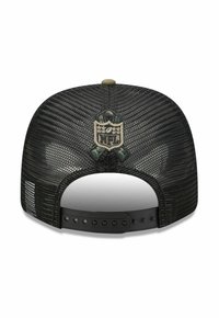 Schwarze Baseballkappe mit Netzrücken, ausgestattet mit einem gestickten NFL-Logo. Verstellbarer Riemen mit mehreren Druckknopfpositionen zur Größenanpassung.