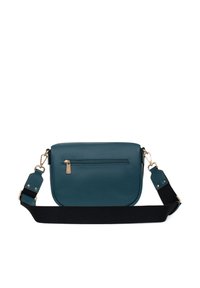 Borsa a tracolla in pelle verde acqua con hardware dorato, tasca frontale con zip e tracolla regolabile in nylon nero. Texture liscia, design compatto.