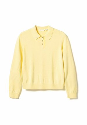 Rumeno polo pulover z dolgimi rokavi iz mehke pletene tkanine, s ovratnikom in tremi rjavimi gumbi spredaj.