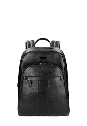 Schwarzer Rucksack aus strukturiertem Leder mit gepolsterten Schultergurten, vorderer Reißverschlusstasche und oberem Griff.