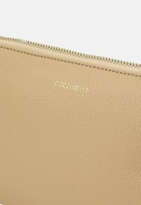 Coccinelle BEST CROSSBODY - Sac bandoulière - fresh beige