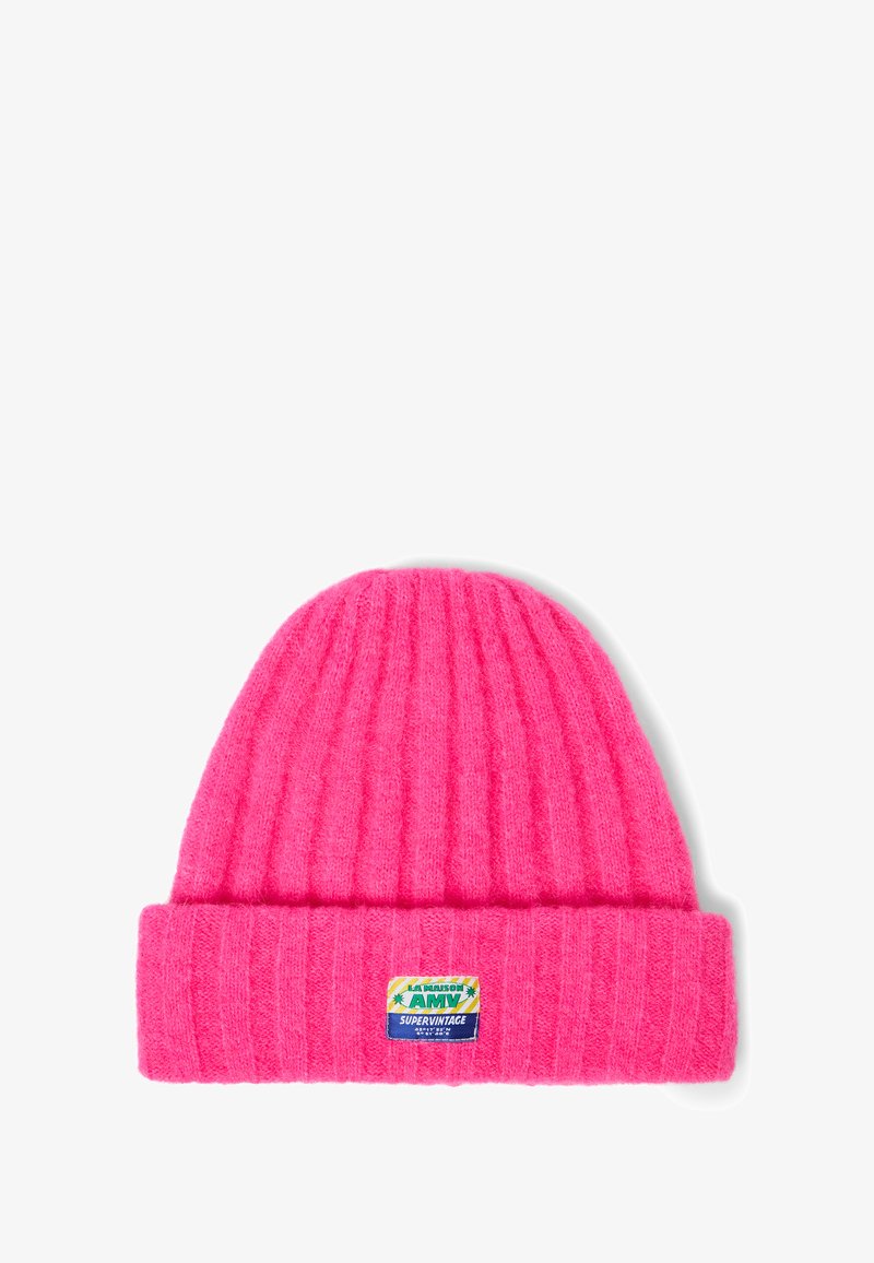 Cappello a coste rosa realizzato in materiale morbido con risvolto ripiegato. Presenta una patch colorata con il logo sulla parte anteriore.