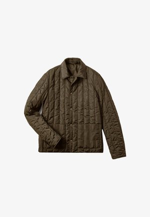 Chaqueta acolchada en verde aceituna oscuro, con cierre de botones, cuello puntiagudo y dos bolsillos frontales. Textura de tela suave y brillante.