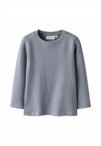 Hellblaues Langarmshirt aus weichem Stoff. Verfügt über einen Rundhalsausschnitt und ein kleines Logotag am unteren linken Saum. Minimalistisches Design.