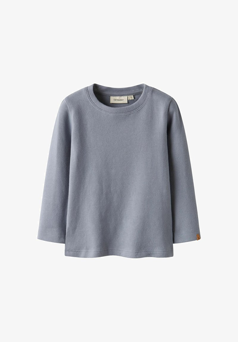 Hellblaues Langarmshirt aus weichem Stoff. Verfügt über einen Rundhalsausschnitt und ein kleines Logotag am unteren linken Saum. Minimalistisches Design.