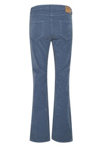 Vaqueros acampanados en denim suave de color azul claro. Cuenta con cintura de talle medio, cinco bolsillos y una etiqueta de cuero en la parte trasera. Textura suave.