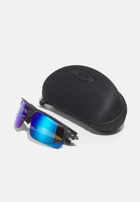 Schwarze Sportsonnenbrille mit verlaufenden blauen Gläsern, ausgestattet mit einem leichten Rahmen. Inklusive schwarzem schützendem Trageetui.