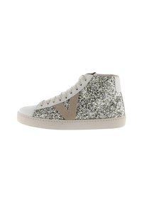 Sneaker alte con esterno in glitter argento, dettagli in suede beige, punta bianca e suola texturizzata. Design con lacci.