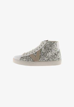 Sneaker alte con esterno in glitter argento, dettagli in suede beige, punta bianca e suola texturizzata. Design con lacci.