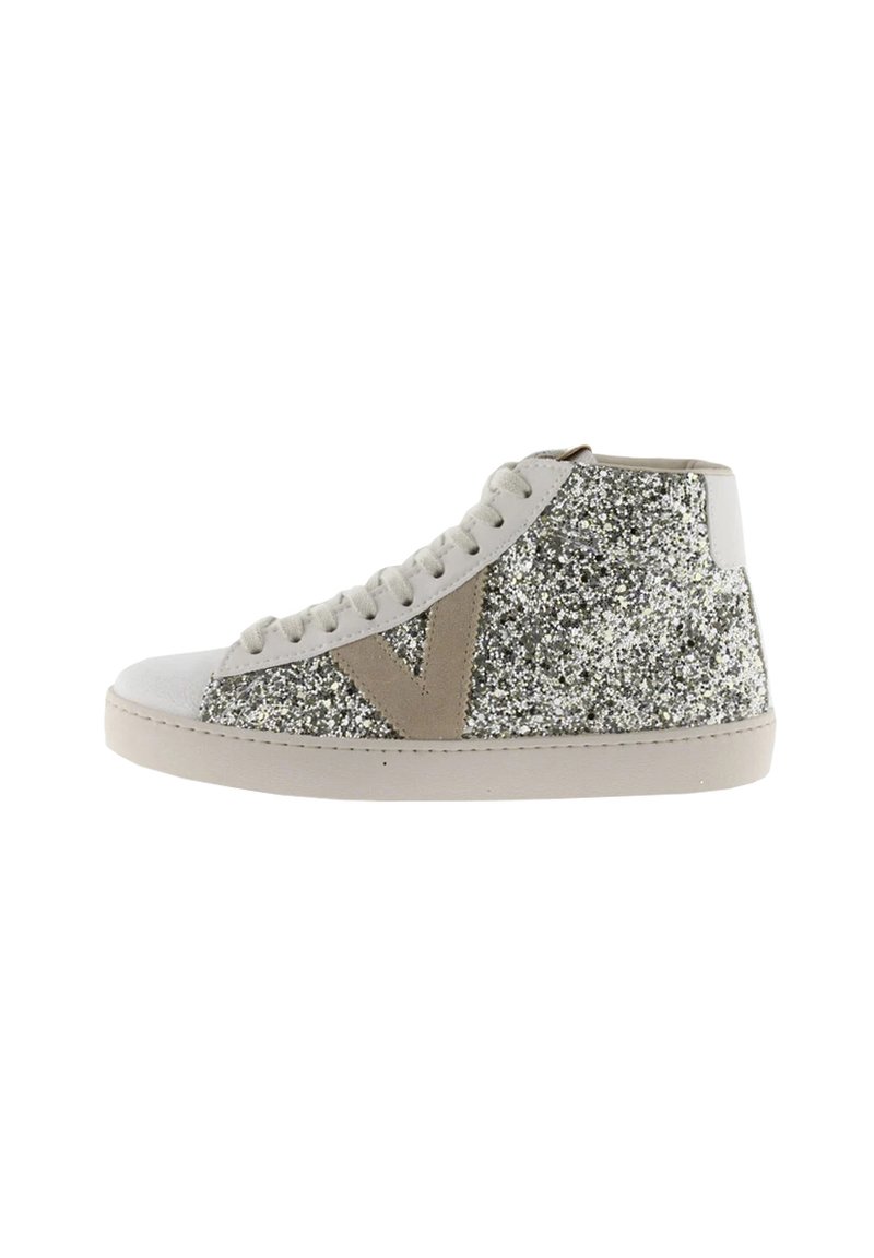 Sneaker alte con esterno in glitter argento, dettagli in suede beige, punta bianca e suola texturizzata. Design con lacci.