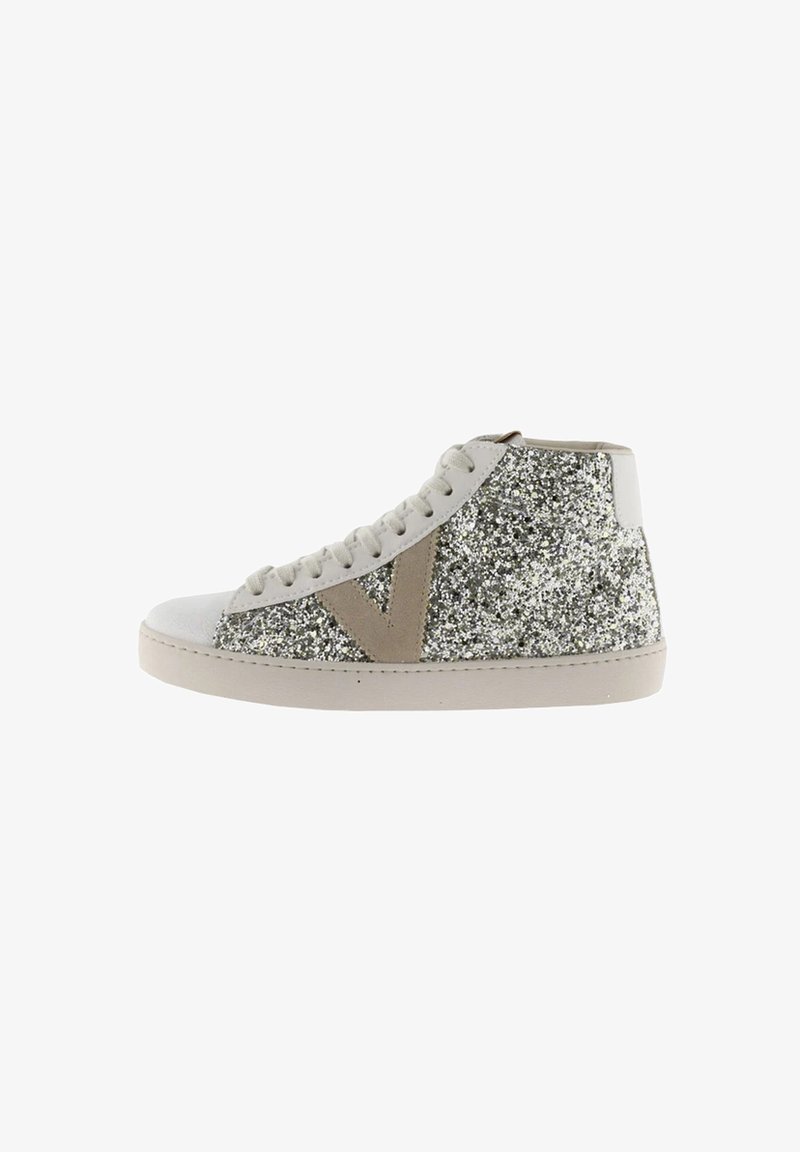 Sneaker alte con esterno in glitter argento, dettagli in suede beige, punta bianca e suola texturizzata. Design con lacci.