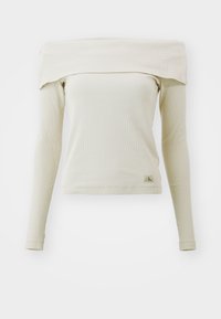 Elfenbeinfarbener gerippter Langarm-Top mit weitem, umschlagbarem, schulterfreiem Kragen und kleinem CK-Logoschildchen nahe dem Saum.
