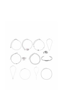 Une collection de bijoux en argent, comprenant des bracelets en perles et en chaîne, une bague avec une pierre carrée, ainsi que différentes colliers et bracelets simples.
