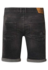 Shorts in denim nero con risvolti, dotati di tasche posteriori e dettagli di schizzi di vernice. Patta in pelle con il marchio sulla vita.