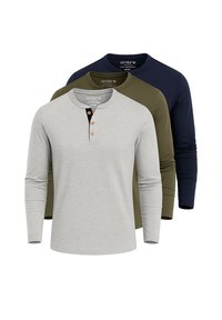 Tre långärmade henleytröjor i ljusgrått med knappar, olivgrön och marinblå, staplade med synliga nacketiketter.