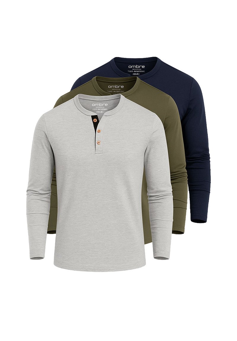 Tre långärmade henleytröjor i ljusgrått med knappar, olivgrön och marinblå, staplade med synliga nacketiketter.